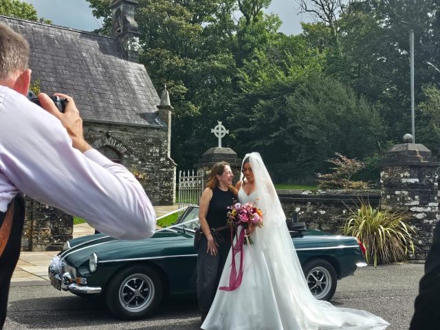 Normally by the time the bride arrives I’ve exited stage left and am either grabbing a coffee or working on reception flowers.
Not last Saturday though, this gorgeous soul getting married used to be my Saturday girl, and way back when she was a teenager I told her if she got married I would do her wedding flowers. It was such an honour to do them for her, I was totally fine until she got out of the car 😭😭😭😭
Congrats @aimeemccarthy9 xxxx
Thanks to @behind__the__wall for helping and sorry I made you cry too 🤣