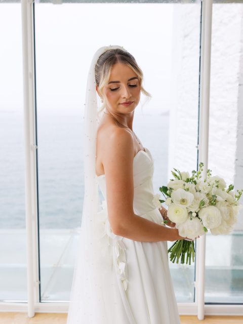Throwback to spring, to blowsy white ranunculus, fluffy peony, the gorgeous Innessa and the cutest little church in West Cork 💒💕

📷 @violetcarterphotography 
📋 @amydauntdesign 

West Cork Wedding
White wedding flowers
Spring wedding flowers